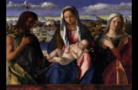 乔凡尼・贝里尼(Giovanni Bellini，意大利，1430-1516 年）-麦当娜和孩子与施洗者圣约翰和圣徒，背景水边城市的细节